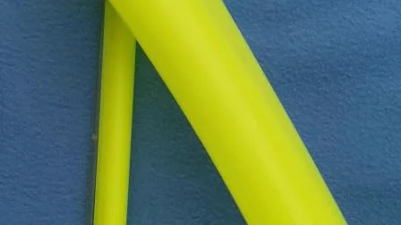 Fluoreszierender gelber Kunststoffbügel mit Hosenstange für breite Schultern